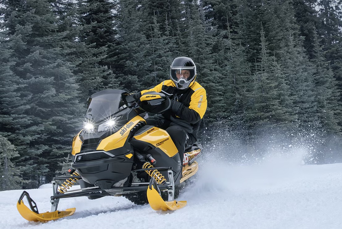 Ski-Doo dans la neige