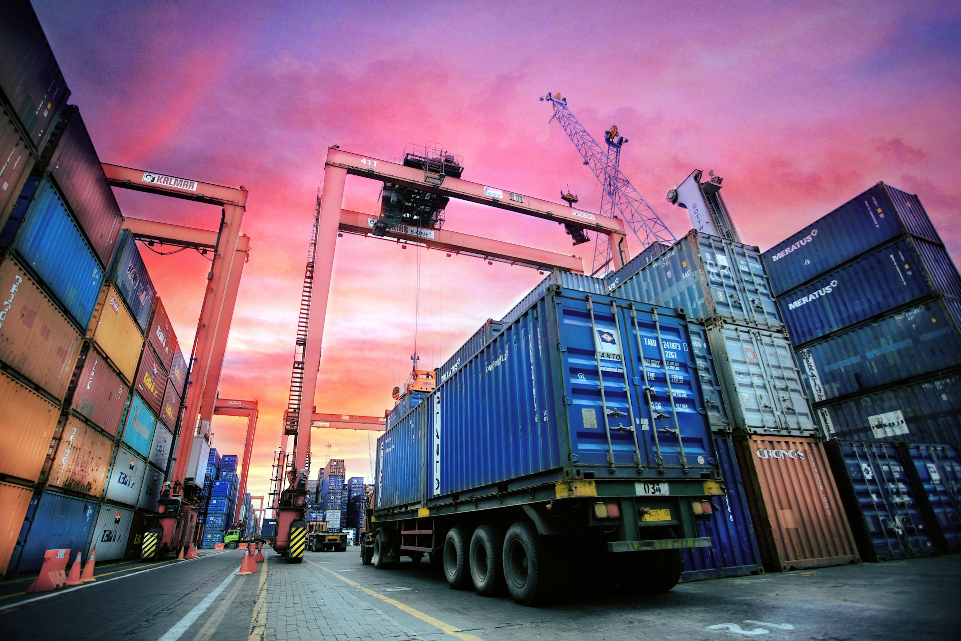 Port maritime au coucher du soleil, conteneurs d'export