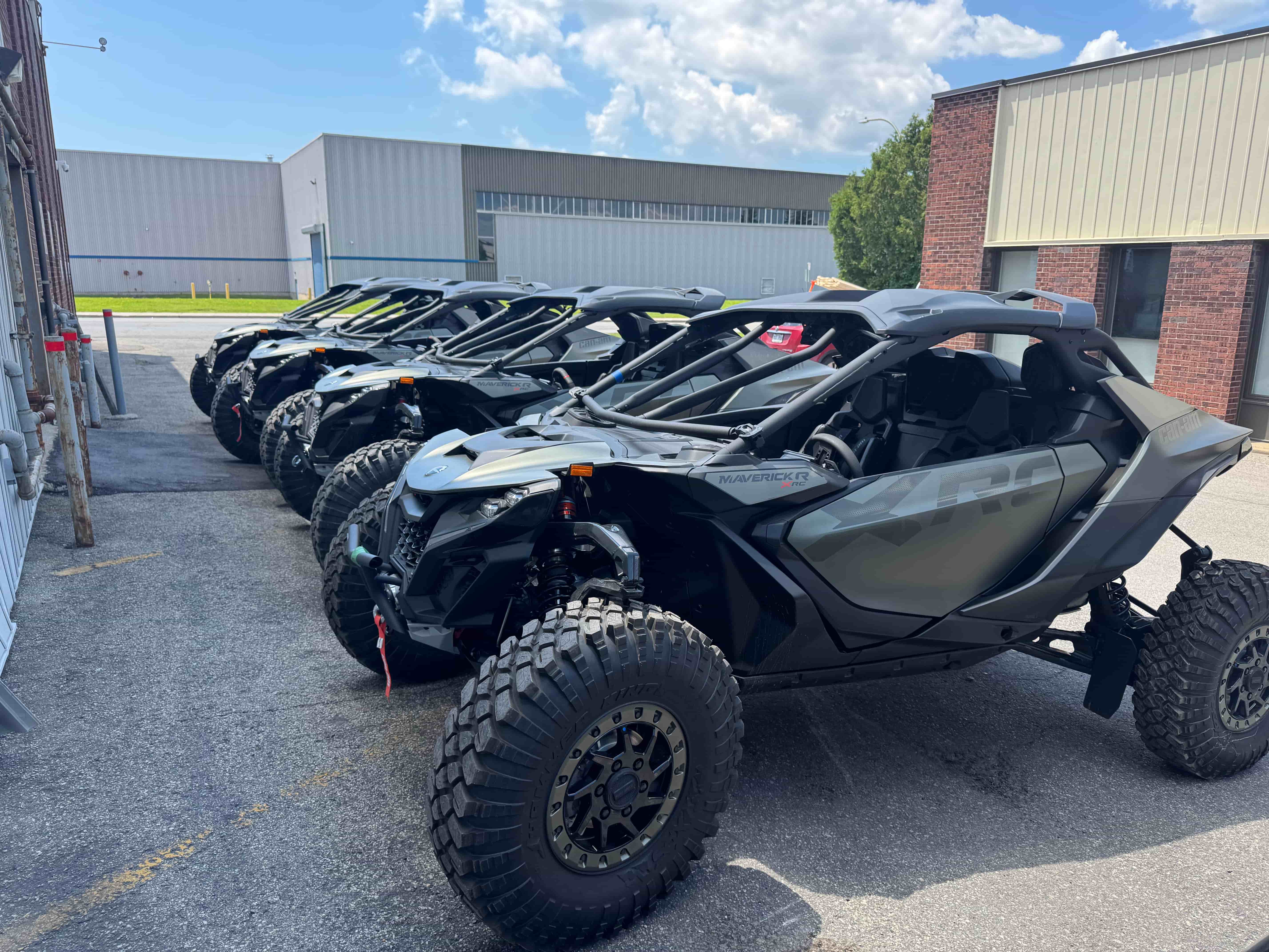 Rangée de Can-Am Maverick R prêts à être préparés pour l'export